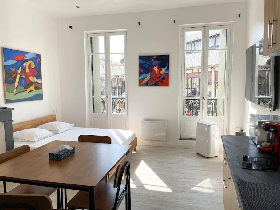 Vue Sur La Place Des Halles, Art Apparts Béziers Eksteriør billede